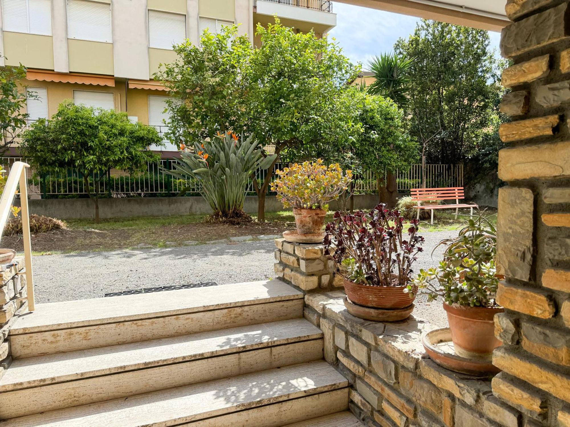 Casa Febo, In Centro Con Parcheggio Privato A 200 Mt Dal Mare Hotel Bordighera Buitenkant foto