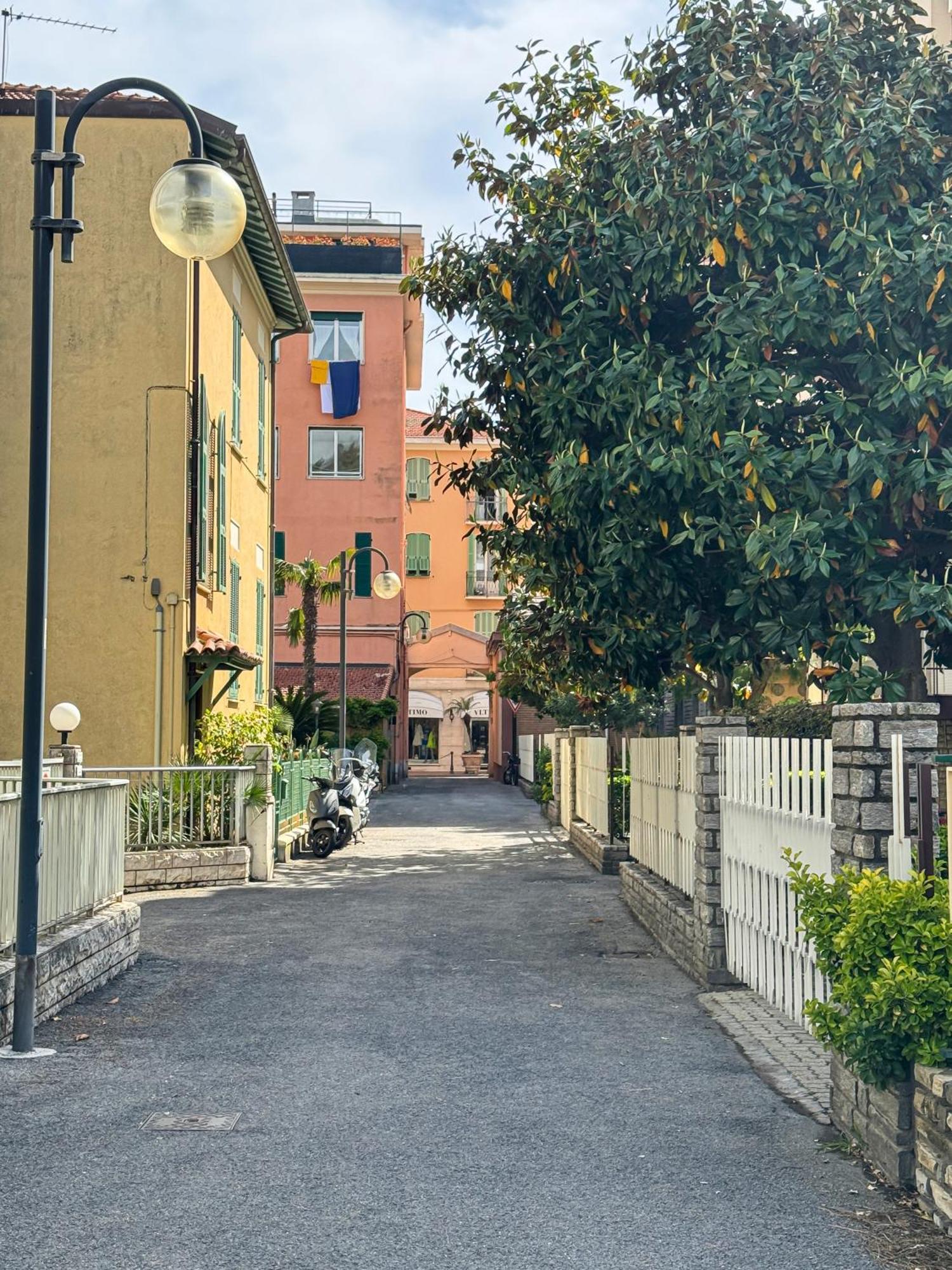 Casa Febo, In Centro Con Parcheggio Privato A 200 Mt Dal Mare Hotel Bordighera Buitenkant foto