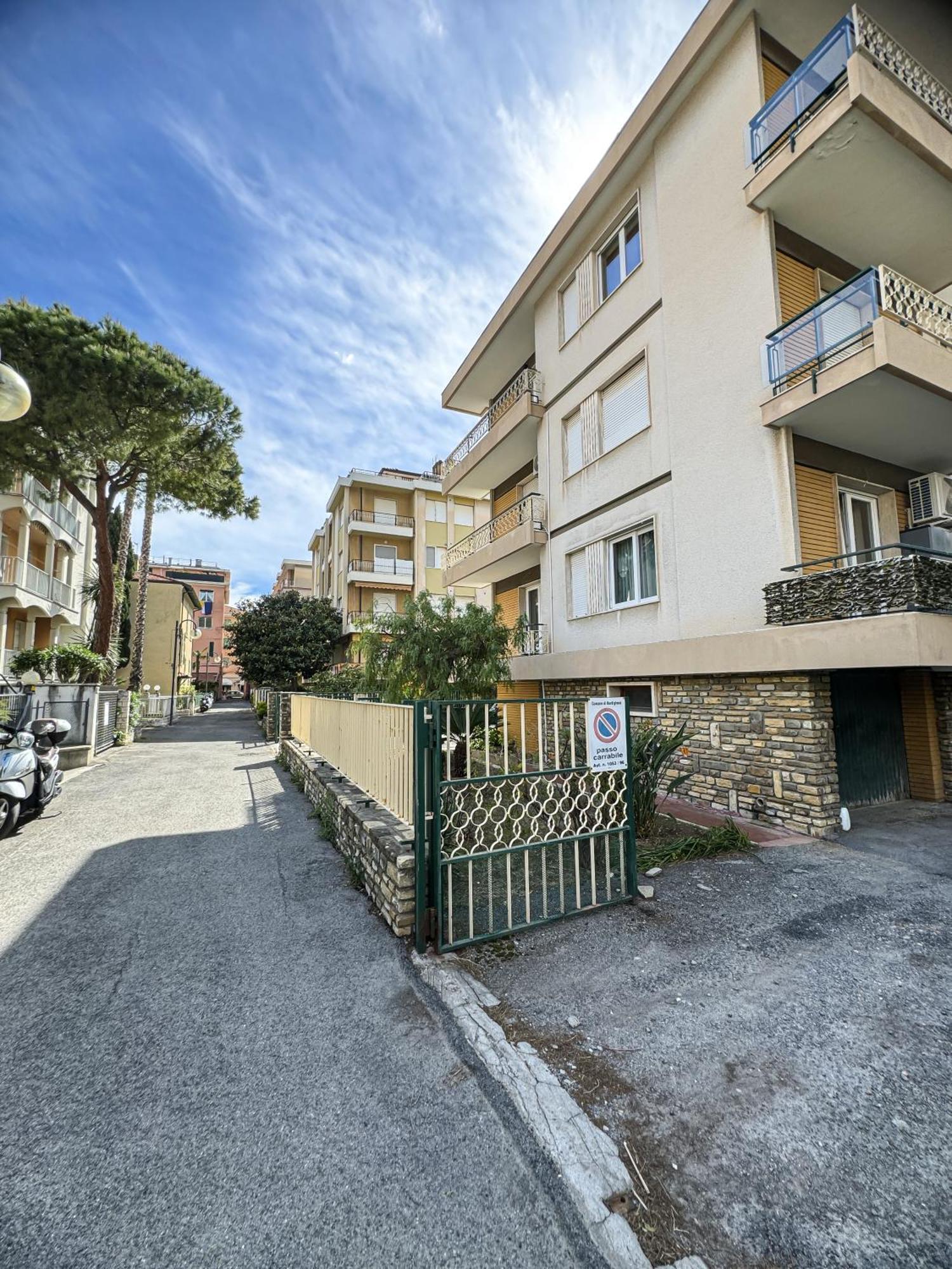 Casa Febo, In Centro Con Parcheggio Privato A 200 Mt Dal Mare Hotel Bordighera Buitenkant foto