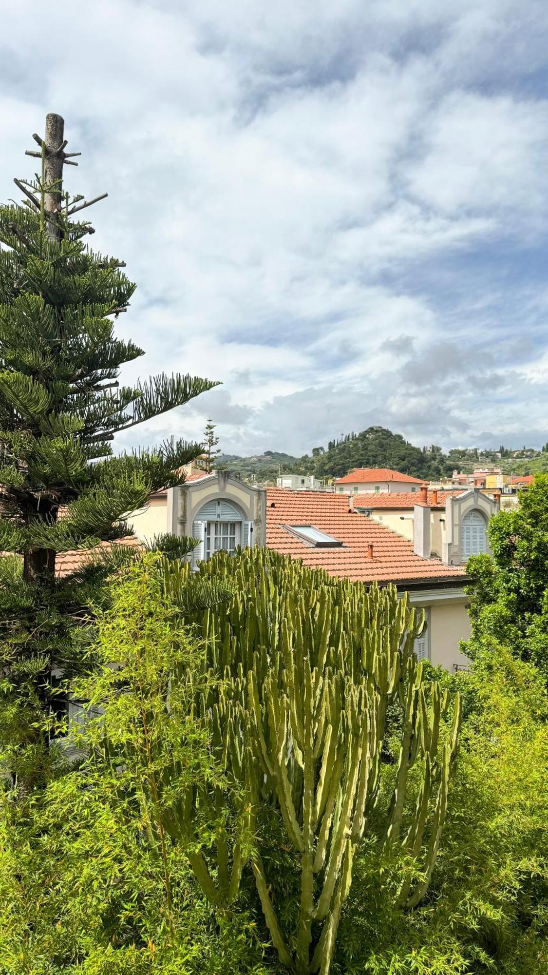 Casa Febo, In Centro Con Parcheggio Privato A 200 Mt Dal Mare Hotel Bordighera Buitenkant foto
