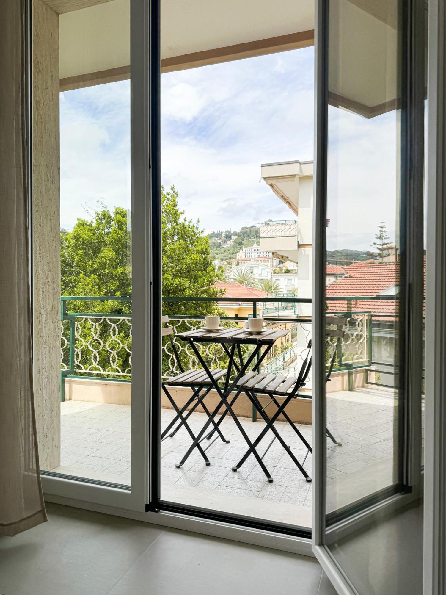 Casa Febo, In Centro Con Parcheggio Privato A 200 Mt Dal Mare Hotel Bordighera Buitenkant foto